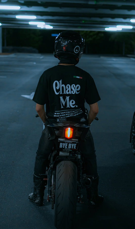BLACK "CHASE ME" TEE