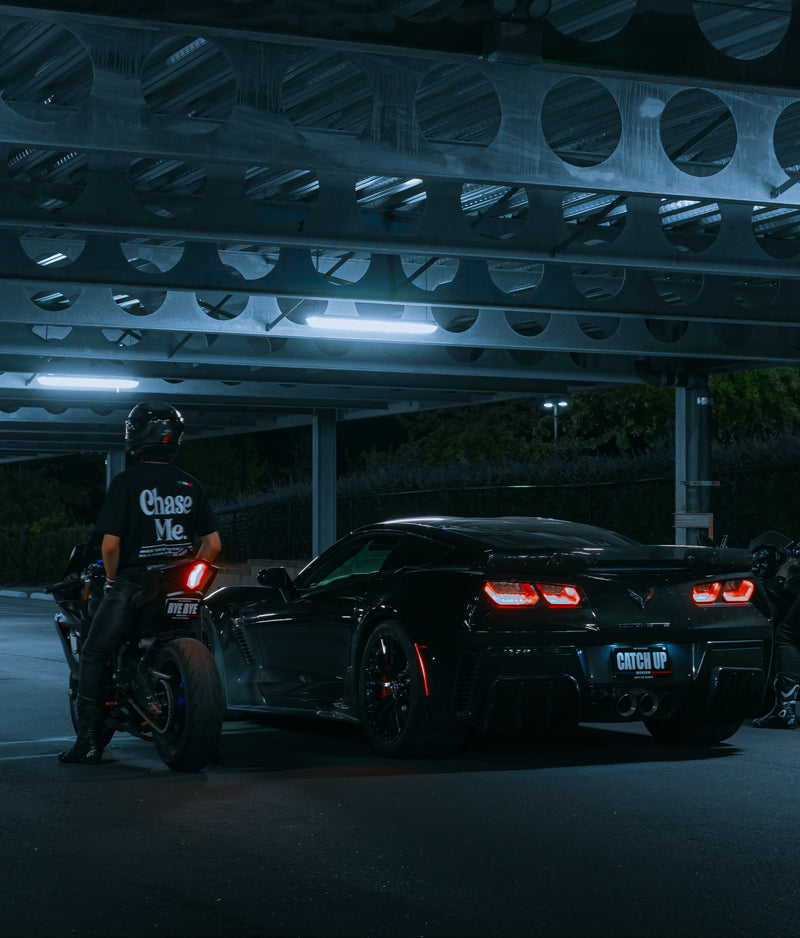 BLACK "CHASE ME" TEE