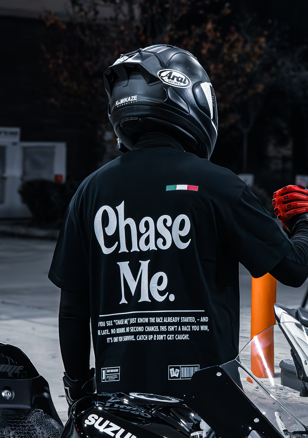 BLACK "CHASE ME" TEE