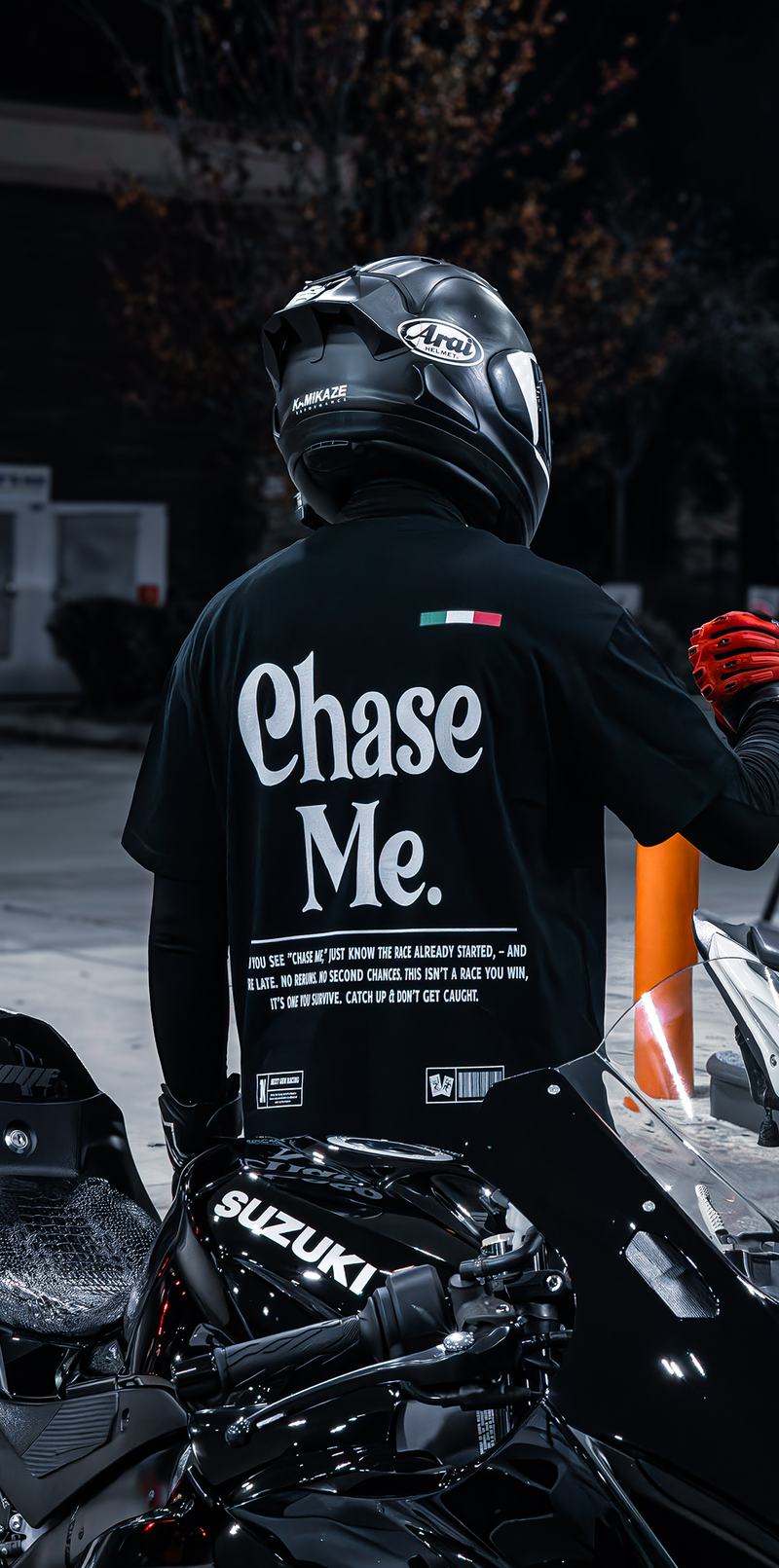 BLACK "CHASE ME" TEE