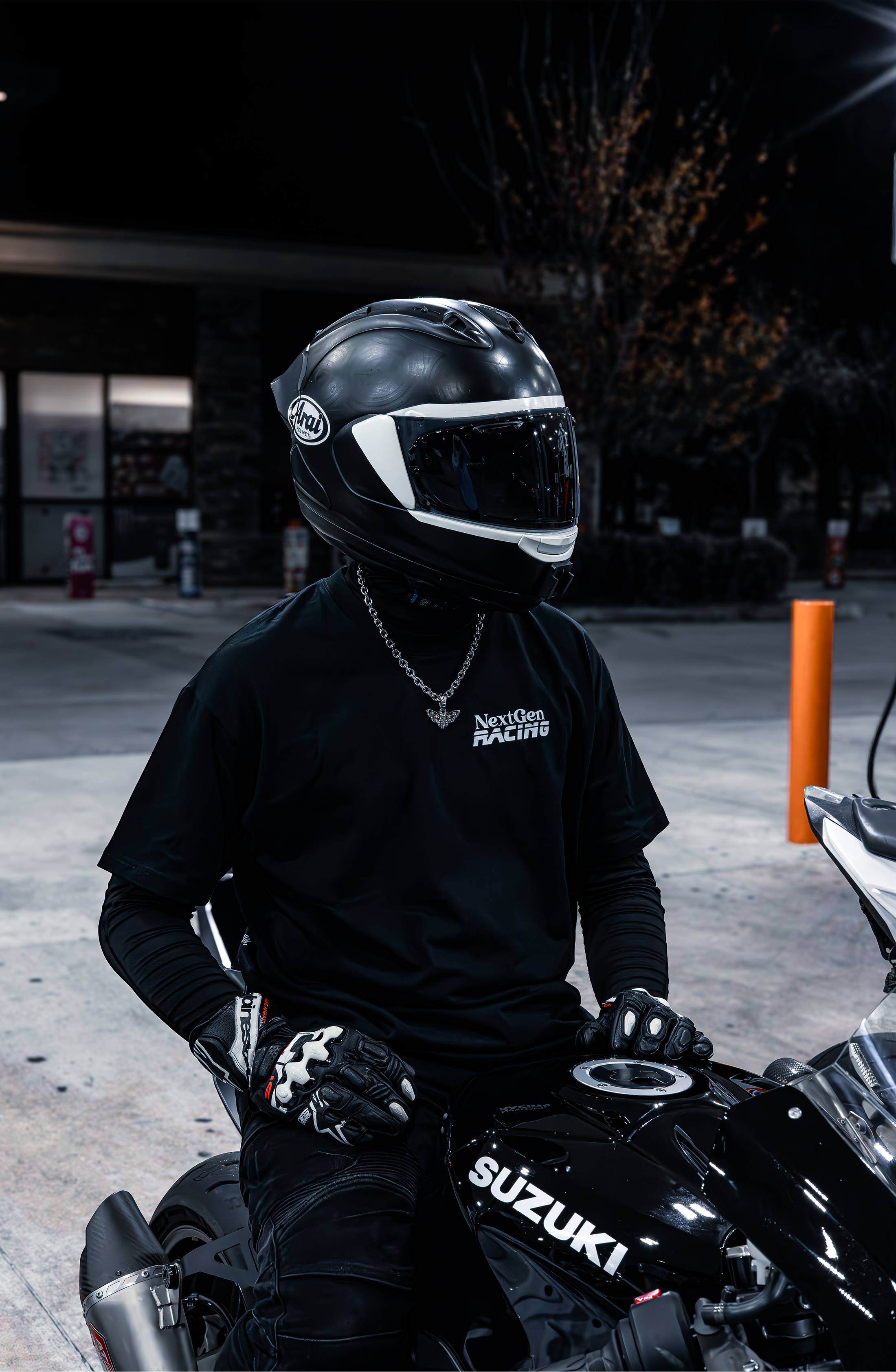 BLACK "CHASE ME" TEE
